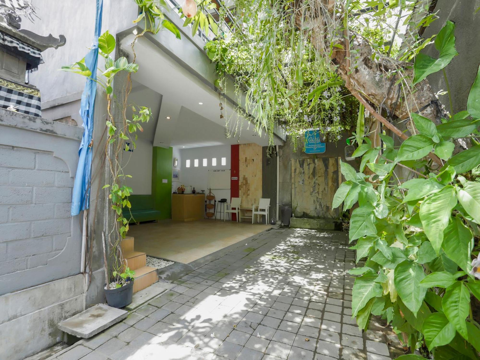 Oyo 3852 Valomia Guest House Denpasar Esterno foto